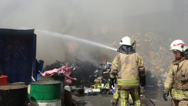 Sultangazi’de geri dönüşüm tesisinde yangın