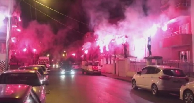 Taraftarlardan balkonda kutlama