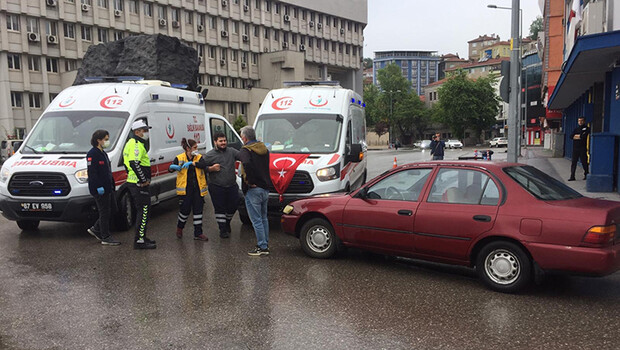 Ters şeride giren otomobil ile ambulans çarpıştı