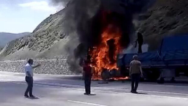Tokat’ta seyir halindeyken alev alan TIR yandı