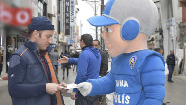 Trafik Haftası’nda polisten broşürlü ‘evde kalın’ mesajı