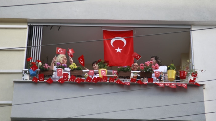 Tüm Türkiye balkonlara çıkarak İstiklal Marşı okudu