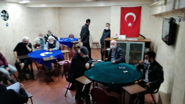 Ümraniye’de kapalı olması gereken kahvehanede kumar oynarken yakalandılar