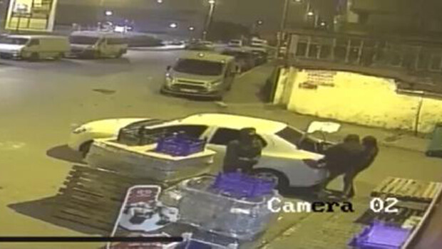 Ümraniye’de market hırsızları kamerada… Çelik kasayı böyle götürdüler