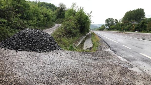 Virüs vakası görülen mahallenin yolları hafriyatla kapatıldı