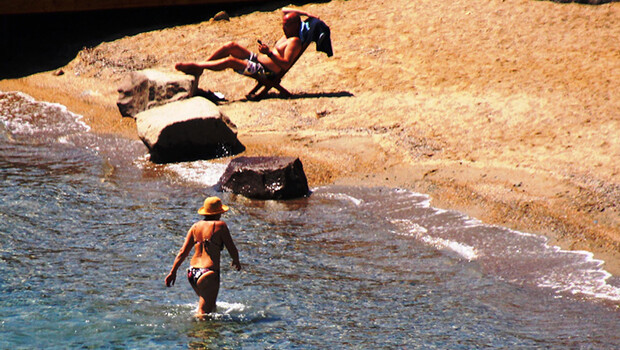 Yasağa aldırmadan denize girdiler