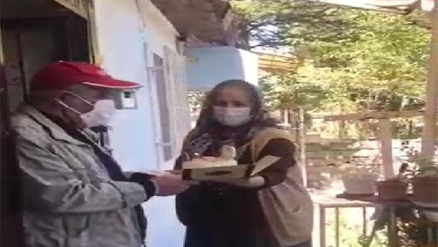 Yaşlı çiftin 50’nci evlilik yıl dönümüne sürpriz kutlama