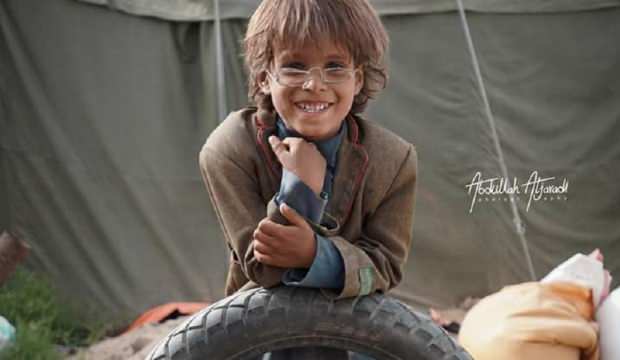 Yemenli mülteci çocuğun gözlüğü hayır için satıldı