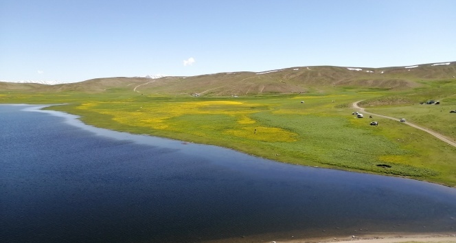 Yeşilin, mavinin ve sarının buluştuğu Keşiş Gölü hayran bırakıyor