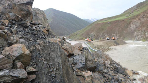 Yüksekova’da heyelan; Van’a ve Hakkari’ye ulaşım sağlanan yol 4 gündür kapalı