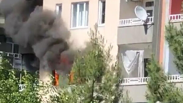 Evlerinde çıkan yangından etkilenen 2 kişiyi komşuları kurtardı