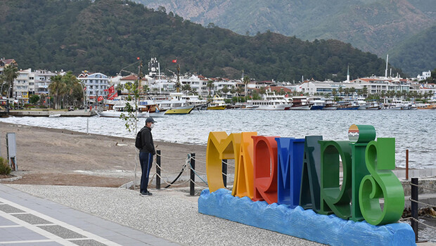 Marmaris’te yağmur ve rüzgar, deniz keyfine engel oldu