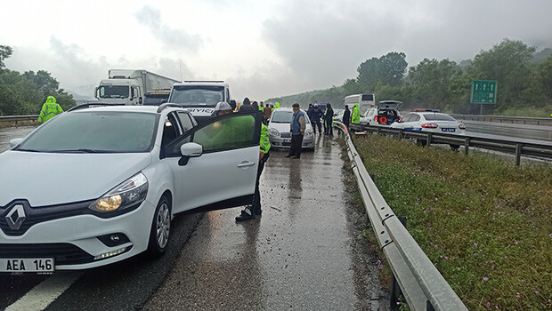 TEM’de peş peşe kazalar… 25 araç birbirine girdi