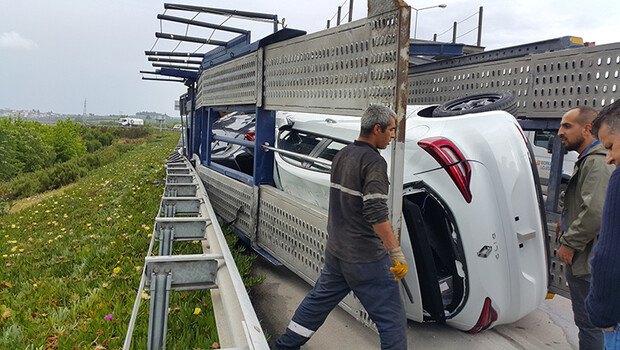 TIR devrildi; taşınan 4 otomobil yola savruldu