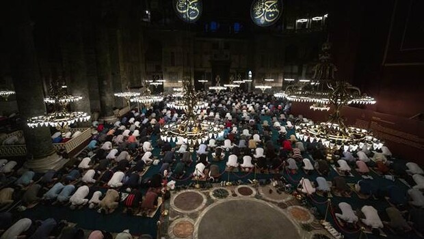 Ayasofya-i Kebir Cami-i Şerifi’nde ilk sabah namazı kılındı