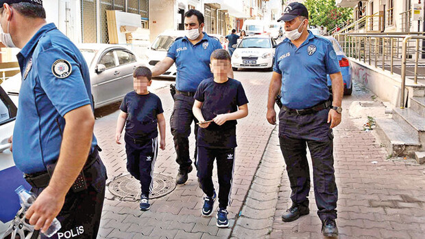 Çocuklarının gözü önünde eşini vurdu