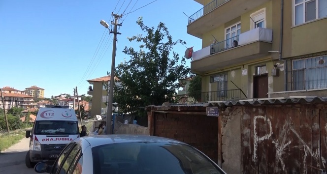 Covid-19 şüphesiyle hastaneye götürülmek istenen genç kız kendini eve kapattı