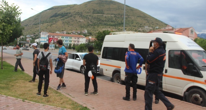 Dağda mahsur kalan 8 genci AFAD kurtardı