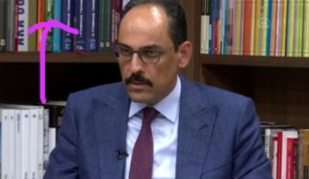 İbrahim Kalın konuşurken raftaki ‘Trablusgarp’ ayrıntısı dikkat çekti