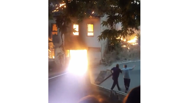 İki katlı bina alevler içinde kaldı