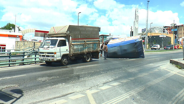 İstanbul’da ilginç kaza: Hasır yüklü kamyonun kasası yan yattı