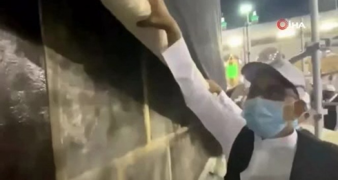 Kabe örtüsü yukarı kaldırıldı