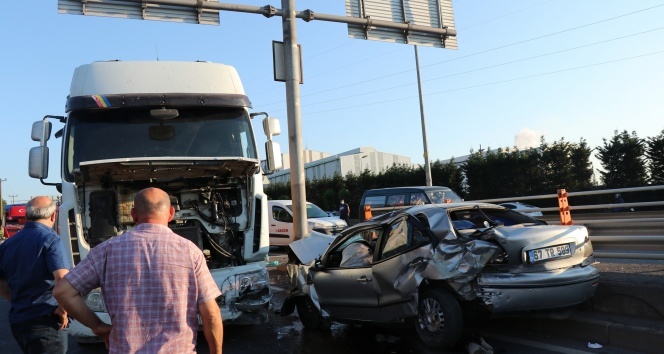 Kamyonun altına giren otomobil metrelerce sürüklendi