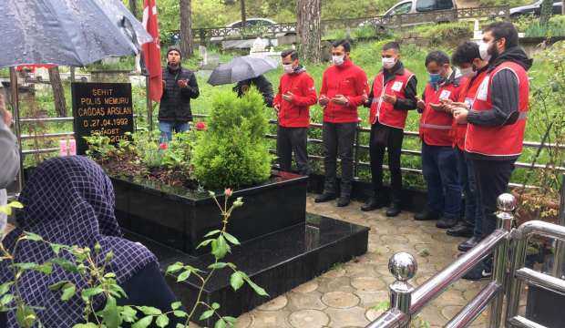 Kızılay ekibi şehitleri unutmadı