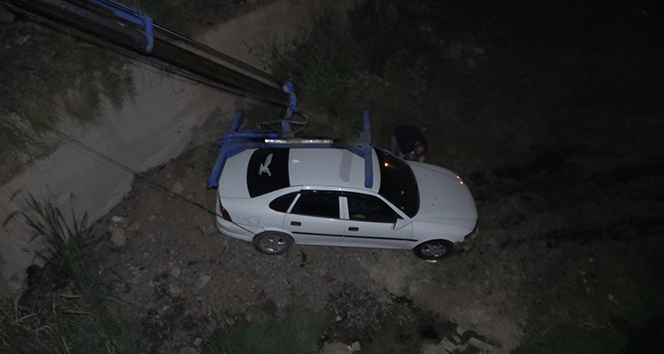 Kontrolden çıkan otomobil dereye düştü