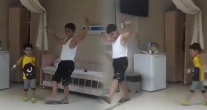 Korona virüsü yenen iki kardeşten zeybekli kutlama