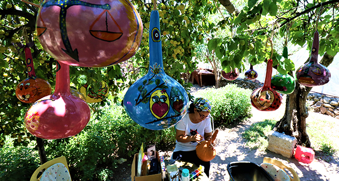 Koronayı fırsat bildi, su kabaklarını sanat eserine dönüştürdü