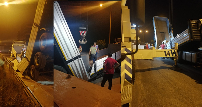 Seyir halindeyken tır dorsesi ikiye ayrıldı