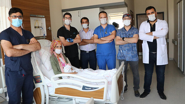 Sezaryenle doğumda anne ve bebeğinin duran kalpleri yeniden çalıştırıldı