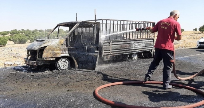 Sigara izmariti mobilya taşıyan aracı küle çevirdi