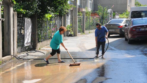 Su borusu patladı, evleri su bastı