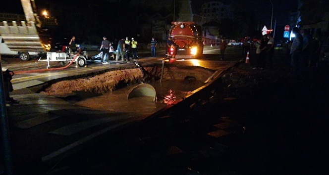 Su borusu patladı, ortalık savaş alanına döndü