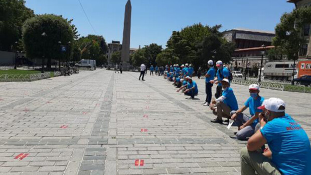 Sultanahmet Meydanı’ndaki Cuma Namazı için sosyal mesafe etiketleri yapıştırıldı
