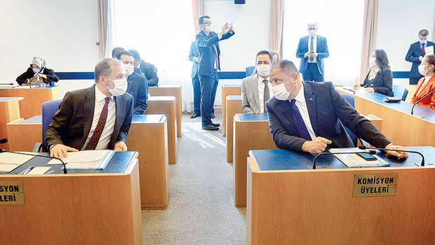 TBMM Adalet Komisyonu’nda 13 saatlik sosyal medya atışması… Muhalefet: İran gibi kapanalım mı? ; AK Parti: Twitter’ın avukatı mısınız?