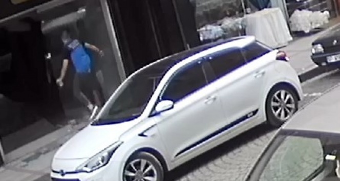 Telefonda sinirlendi, işletmenin camlarını kırdı