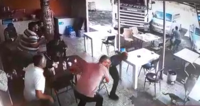 Tır lokantaya girdi müşteriler kaçıştı, o anlar kamerada