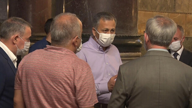 Vali Yerlikaya, Ayasofya’da 86 yıl aradan sonra kılınan ilk sabah namazına katıldı