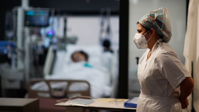 İngiltere’de Covid-19 kaynaklı ölümlerde rekor artış