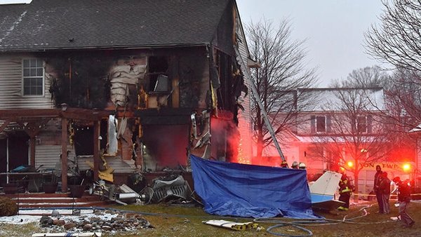 ABD’de facia: Evin üzerine uçak düştü!