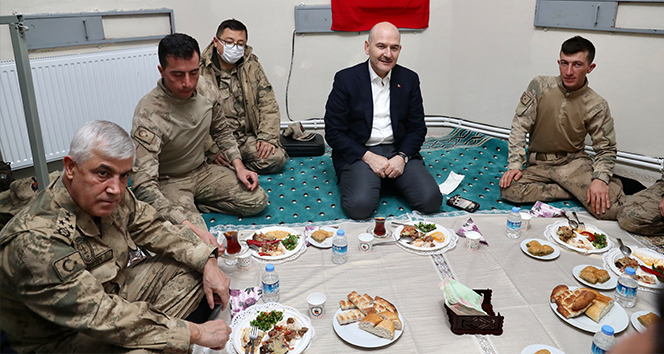 Bakan Soylu, yeni yıla askerlerle üs bölgesinde girdi