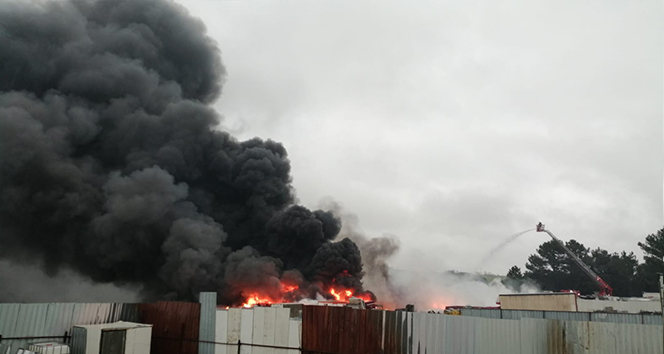 İstanbul Tuzla’da fabrika bahçesinde korkutan yangın