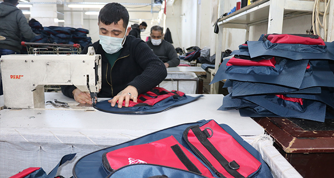 Okullar açılmayınca çantalar elde kaldı