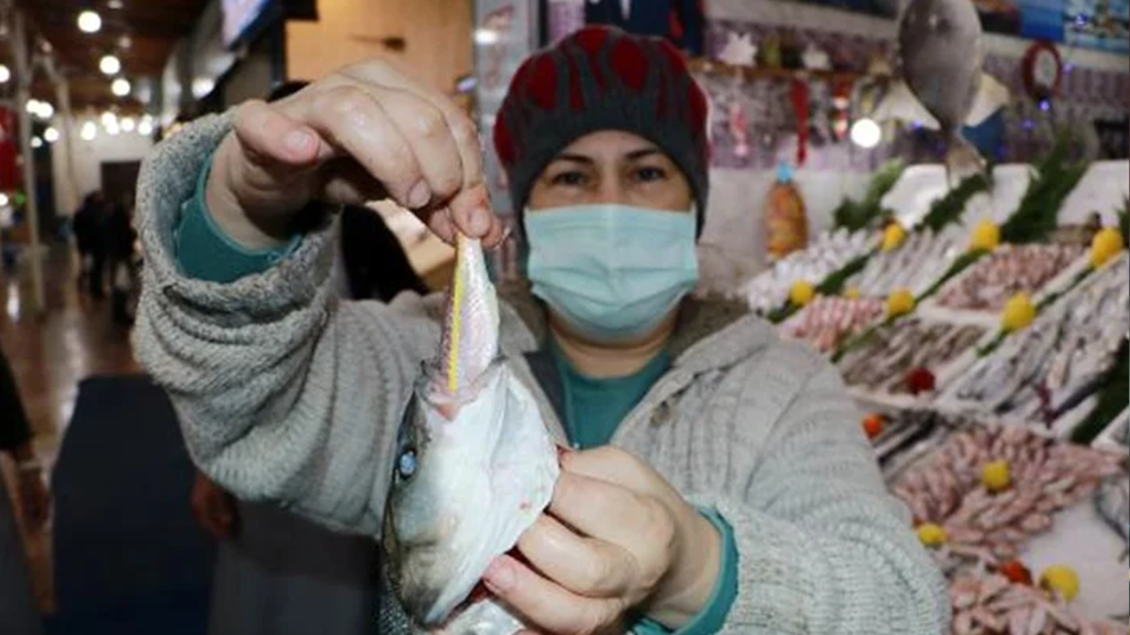 Balık alırken bu iki hileye dikkat! Bazı balıkçılar boya ve ağırlık kullanıyor