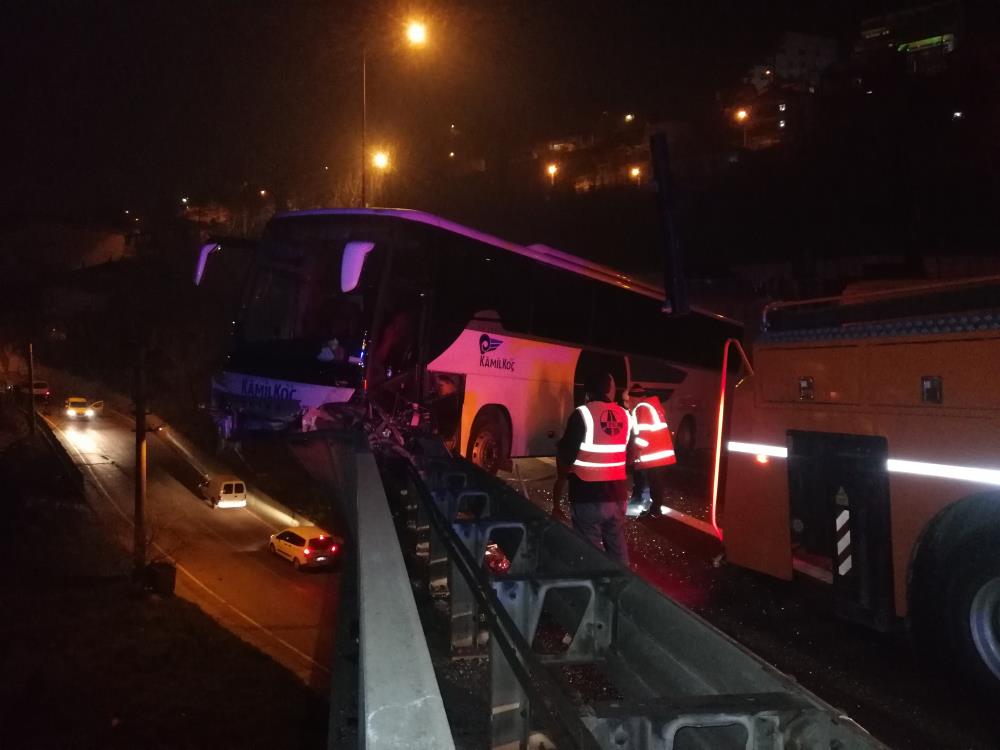 Yolcu otobüsü viyadükte asılı kaldı