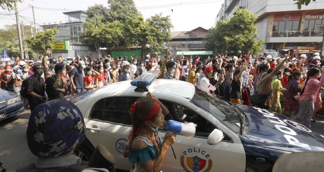 Myanmar’ın en büyük kentinde halk darbeye karşı sokaklarda