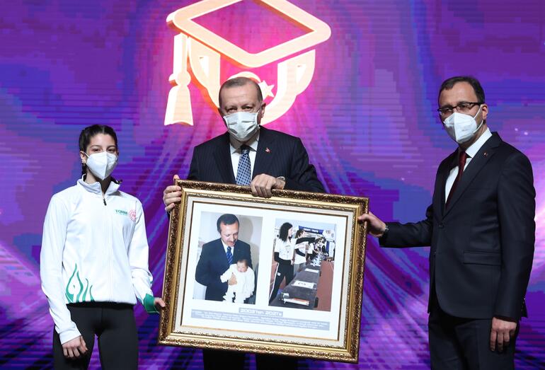 Cumhurbaşkanı Erdoğan’a sahnede büyük sürpriz! 18 yıl sonra…